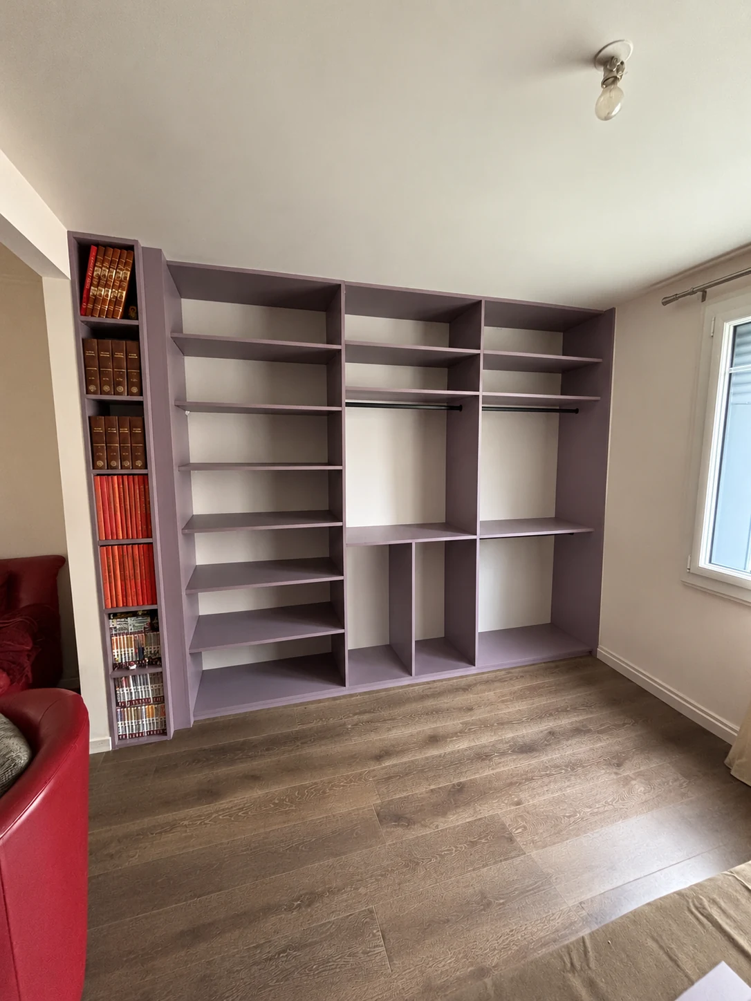 Bibliothèque mauve sur mesure, rangements vides et propres