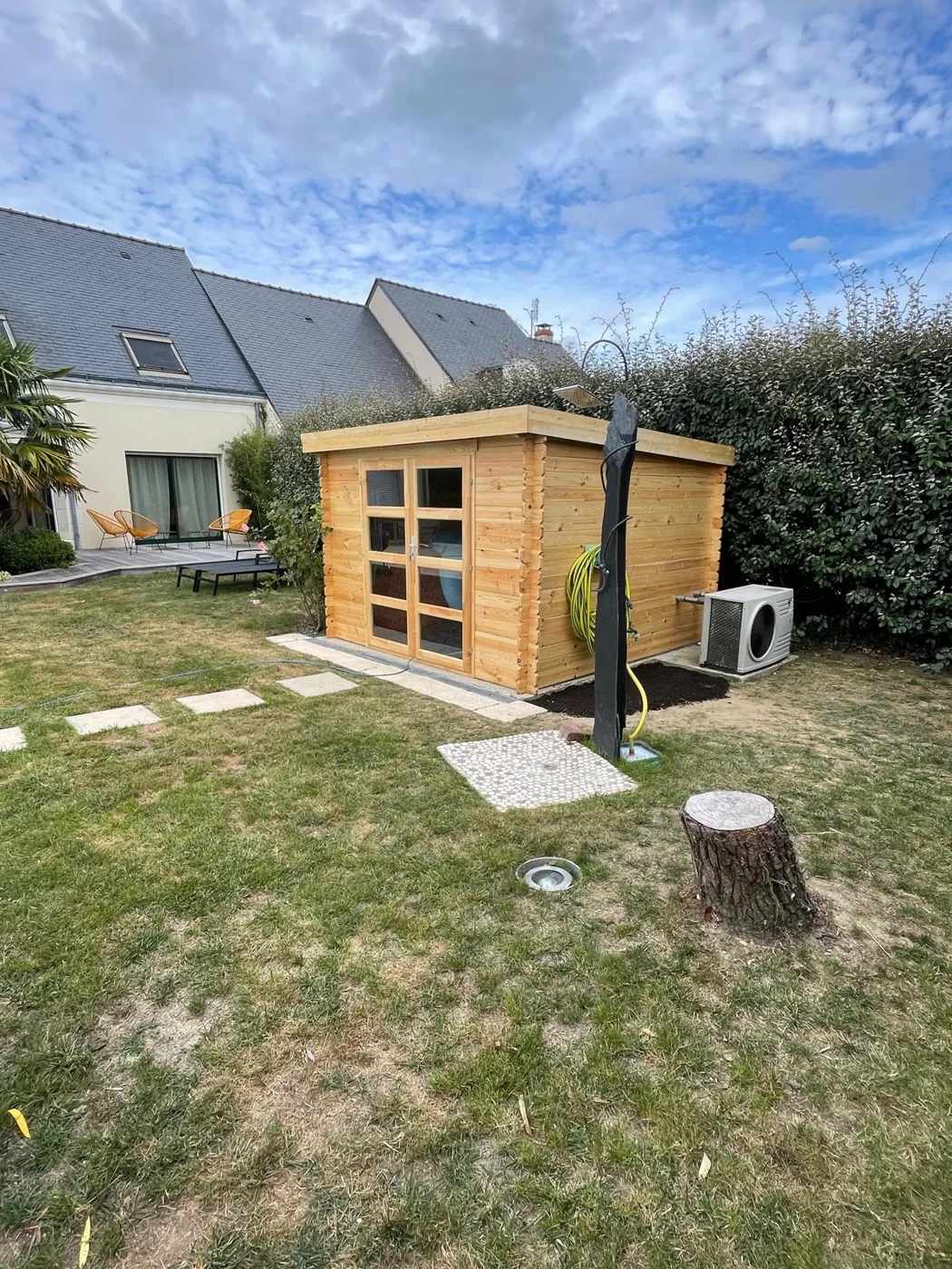 Cabanon en bois construit dans un jardin