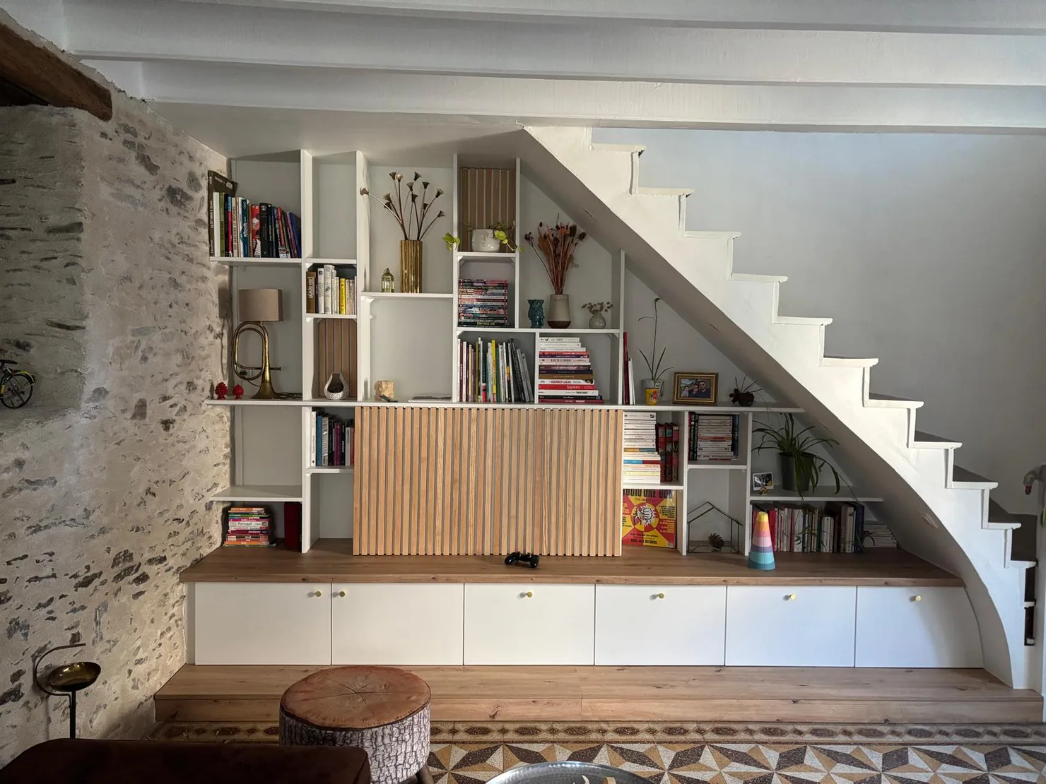 Bibliothèque sur mesure sous escalier