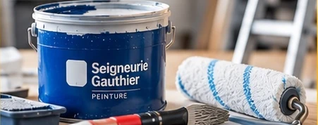 Pot de peinture bleu Seigneurie Gauthier et rouleau