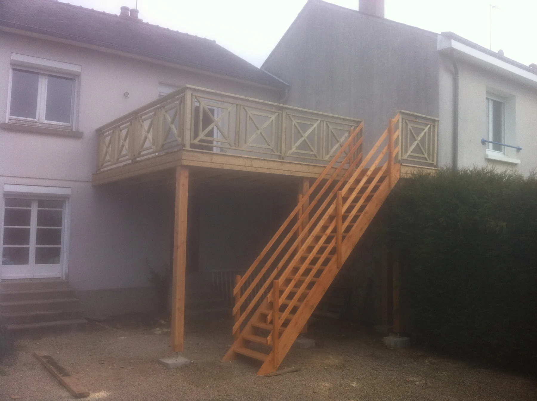 Terrasse bois avec escalier et garde-corps réalisée par L’Agence Reno